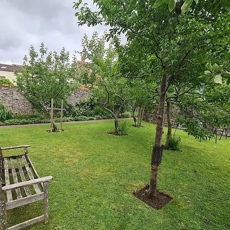 Vakantiehuis Old Stables, Hidden Period Gem, Spectacular Garden