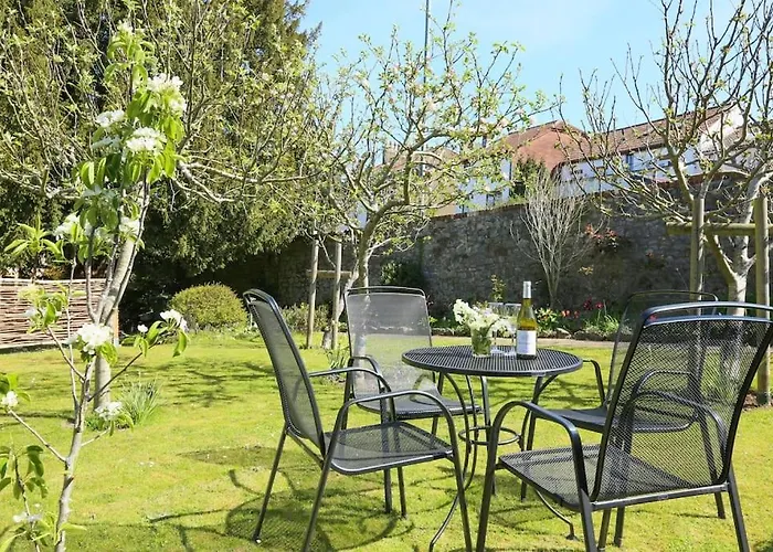 Old Stables, Hidden Period Gem, Spectacular Garden Holiday home